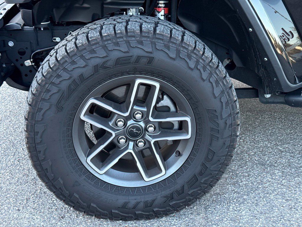 Used 2025 Jeep Gladiator Mojave AWD/4WD image 3
