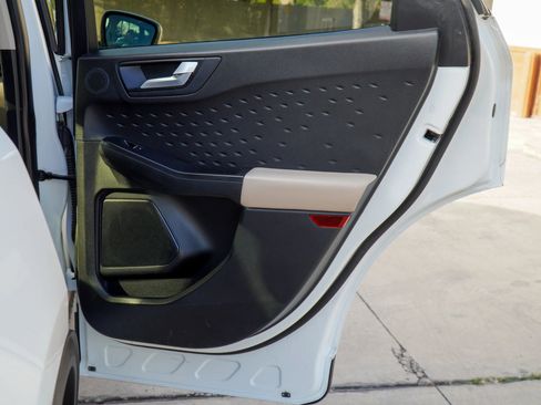 Used 2020 Ford Escape Titanium image 23