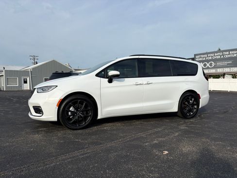 Used 2023 Chrysler Pacifica Touring-L w/ S Appearance Package FWD image 6