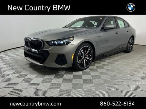 New 2026 BMW 550e xDrive w/ Premium Package image 3