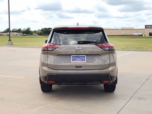 Used 2025 Nissan Rogue SV FWD image 8