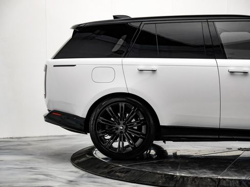 Used 2024 Land Rover Range Rover SE image 16