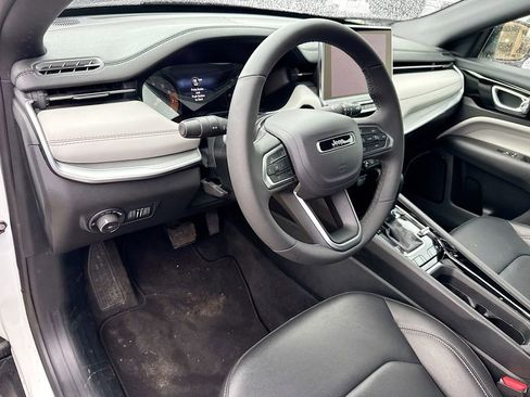 Used 2025 Jeep Compass Limited image 10