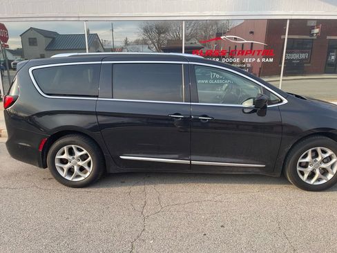 Used 2018 Chrysler Pacifica Touring-L Plus w/ Advanced Safetytec Group image 2