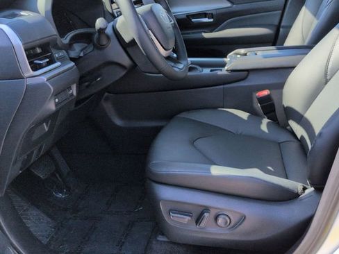 New 2026 Toyota Grand Highlander XLE image 11