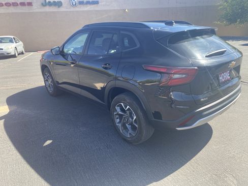 Used 2024 Chevrolet Trax LT FWD image 2