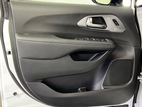 New 2026 Chrysler Pacifica Select image 9