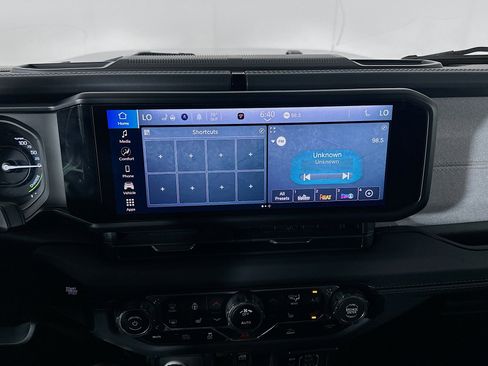 Used 2025 Jeep Wrangler Sahara image 19