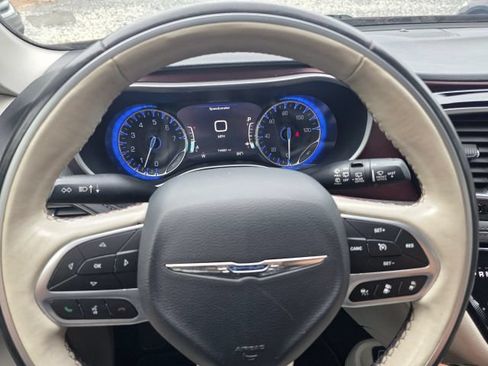 Used 2019 Chrysler Pacifica Limited w/ Advanced Safetytec Group FWD image 15