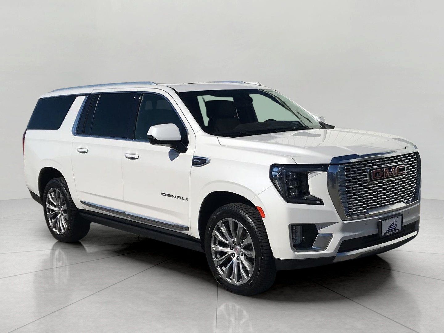 Used 2021 GMC Yukon XL Denali w/ Denali Premium Package AWD/4WD image 1