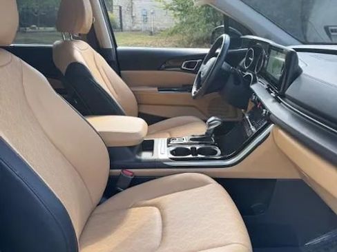 Used 2024 Kia Carnival EX image 15