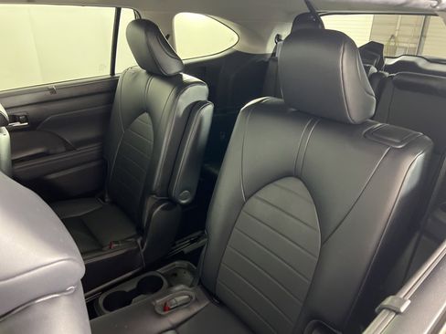 Used 2022 Toyota Highlander XLE image 4