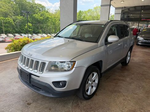 Used 2014 Jeep Compass Latitude FWD image 3