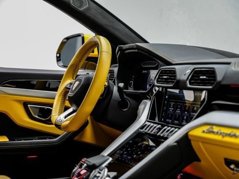Used 2021 Lamborghini Urus AWD/4WD image 51