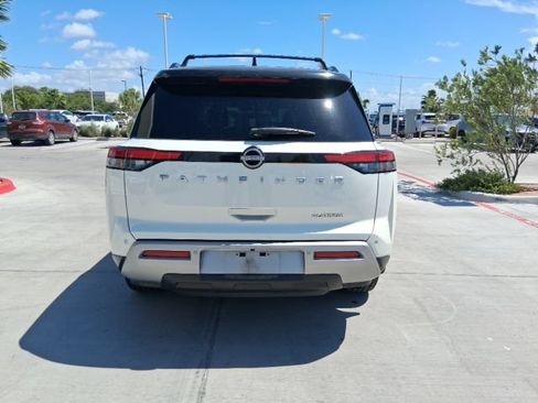 Used 2023 Nissan Pathfinder Platinum FWD image 5