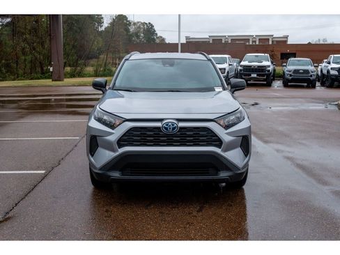 Used 2022 Toyota RAV4 LE image 2