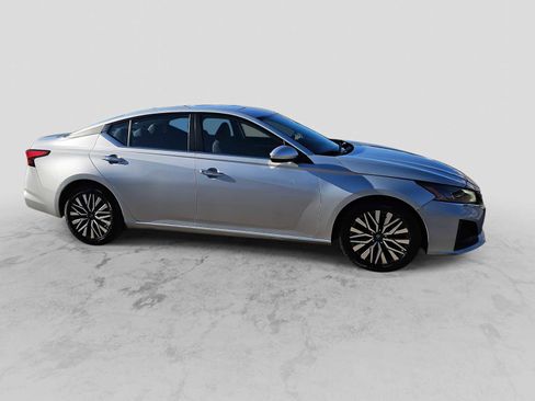 Used 2023 Nissan Altima 2.5 SV image 9
