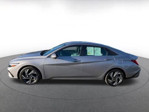 Used 2025 Hyundai Elantra Limited image 9