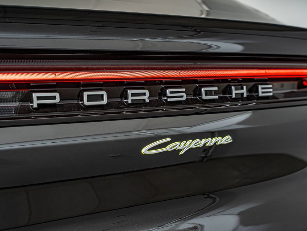 Certified 2025 Porsche Cayenne E-Hybrid Coupe AWD/4WD image 19