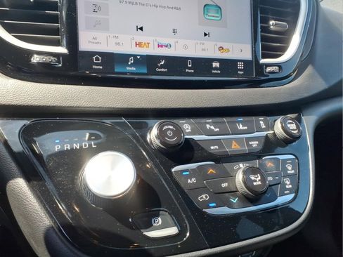 Used 2025 Chrysler Pacifica Select FWD image 16