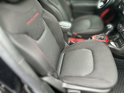 Used 2017 Jeep Renegade Trailhawk image 25