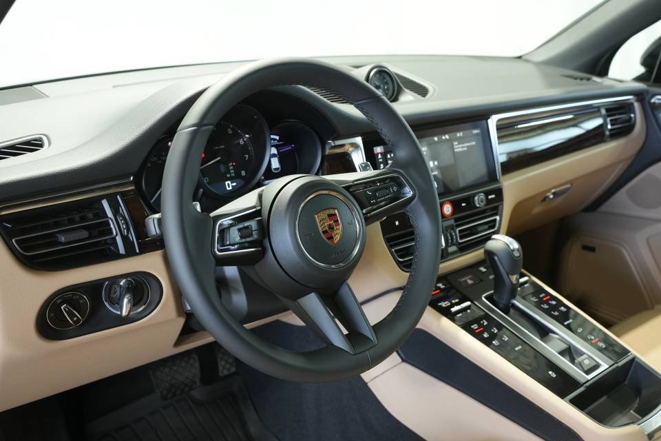 Certified 2026 Porsche Macan AWD/4WD image 4