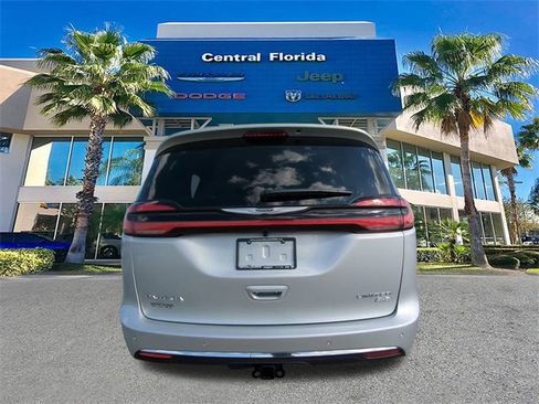 New 2026 Chrysler Pacifica Limited w/ Uconnect Theater Family Group image 6