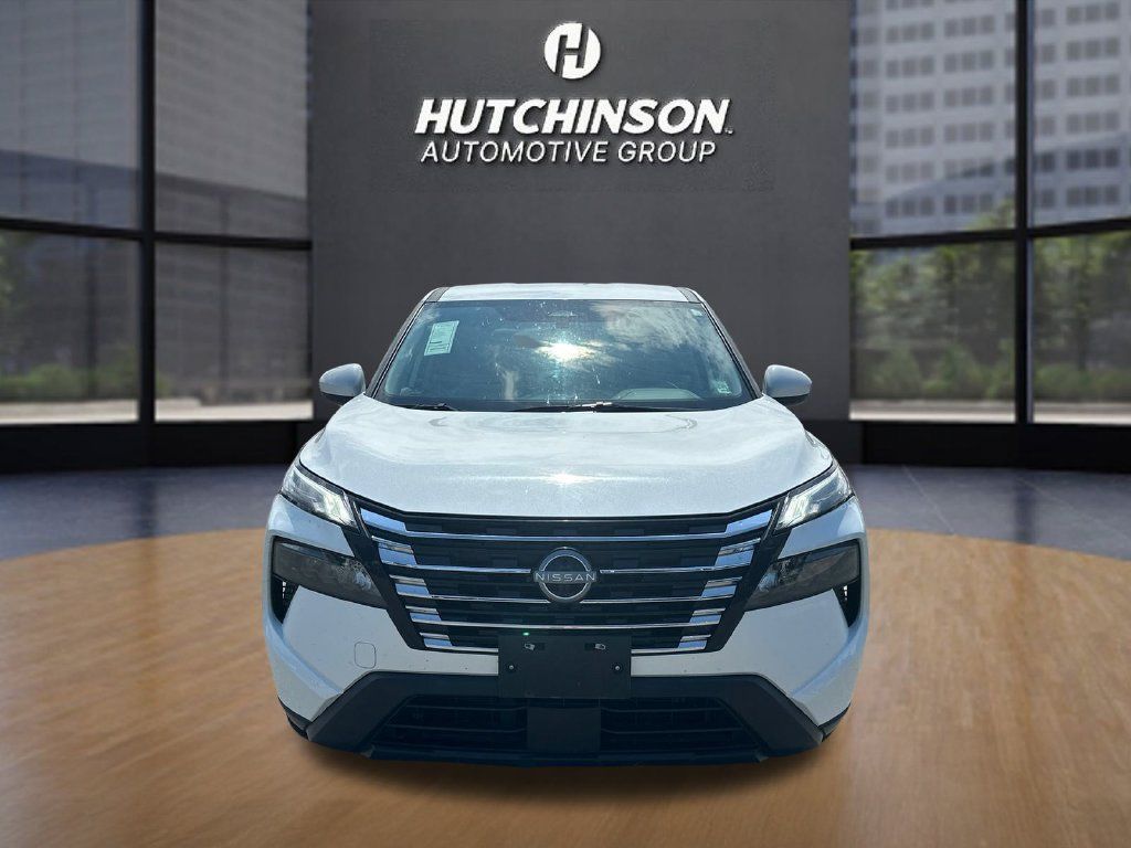 Used 2025 Nissan Rogue SV FWD image 2
