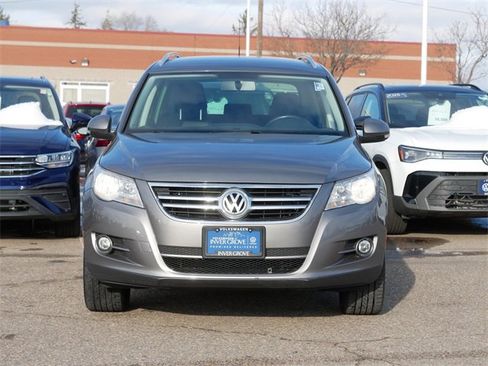 Used 2011 Volkswagen Tiguan SE image 2