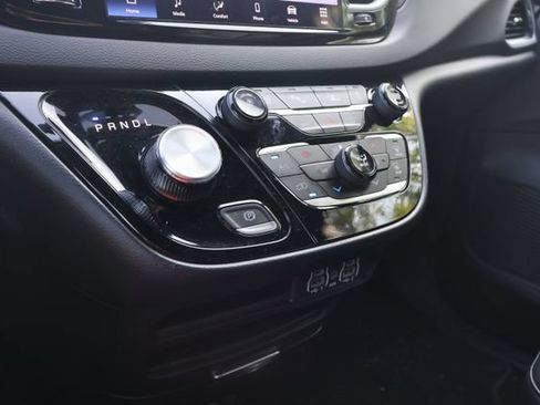 Used 2025 Chrysler Pacifica Select FWD image 13