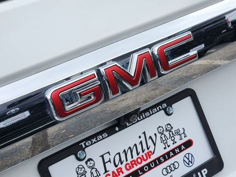 Used 2024 GMC Yukon XL SLT image 9