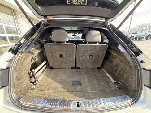 Used 2019 Bentley Bentayga image 31