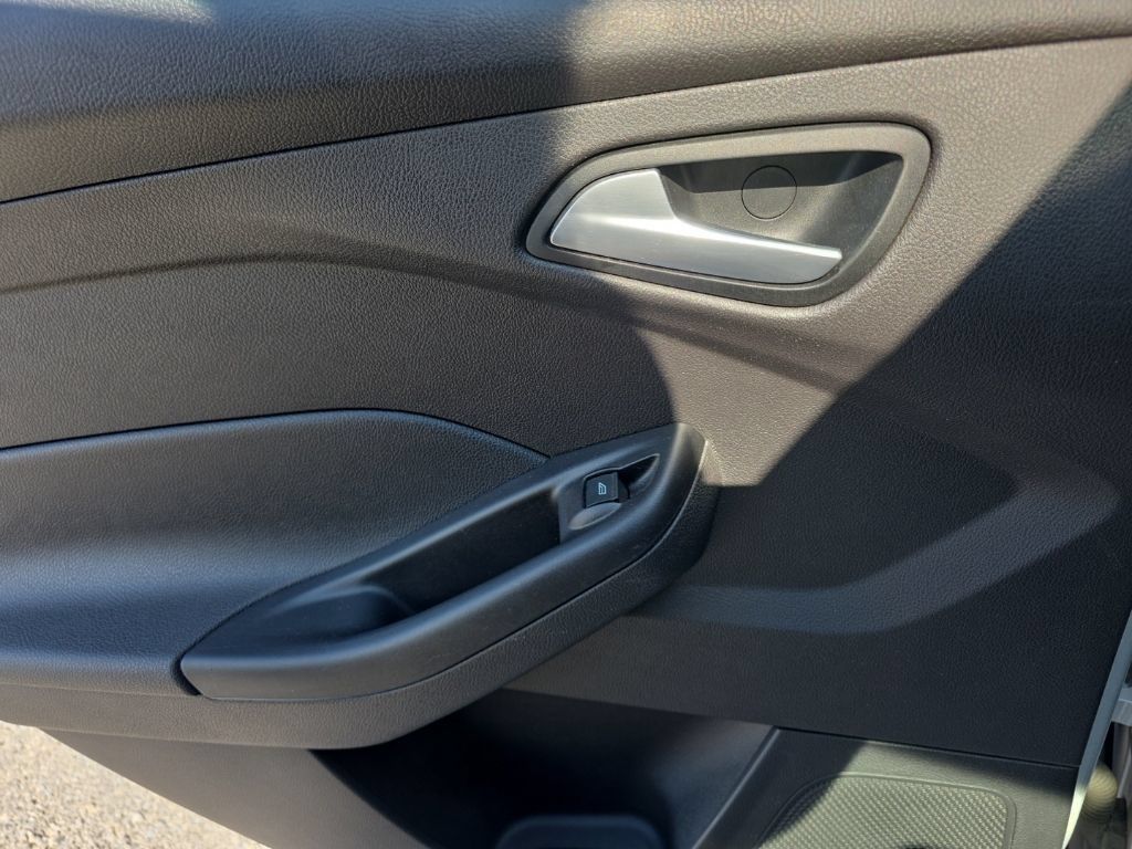 Used 2014 Ford Focus SE FWD image 18