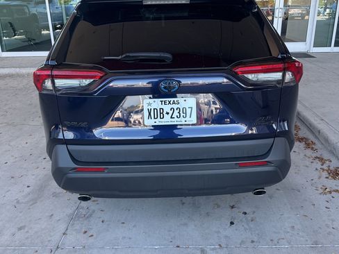 Used 2022 Toyota RAV4 XLE Premium image 11