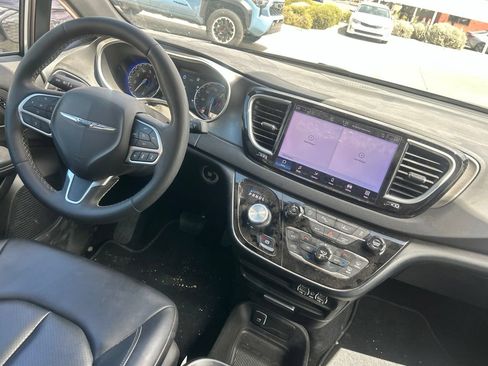 Used 2025 Chrysler Pacifica Select FWD image 9