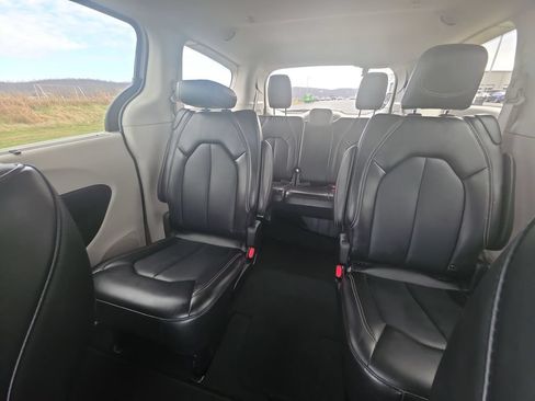 Used 2024 Chrysler Pacifica Touring-L FWD image 21