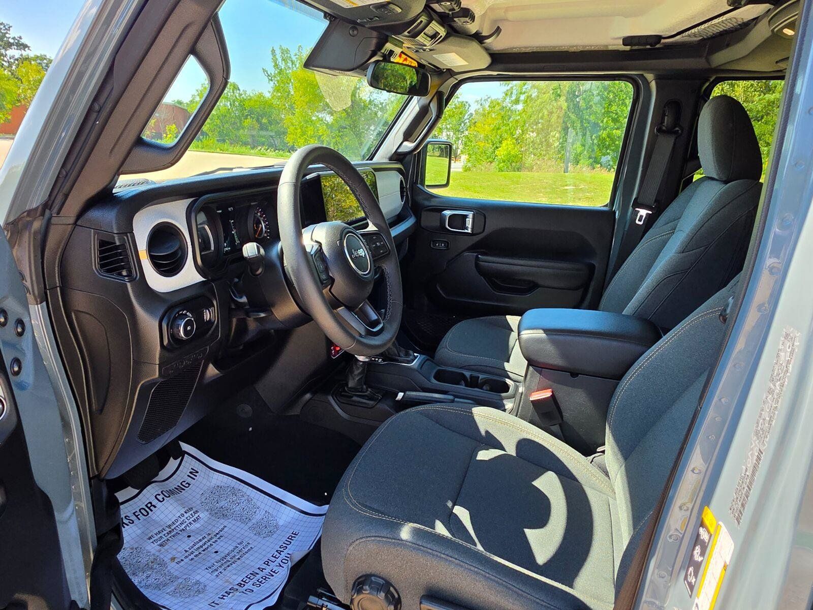 Used 2025 Jeep Wrangler Unlimited Sport AWD/4WD image 12