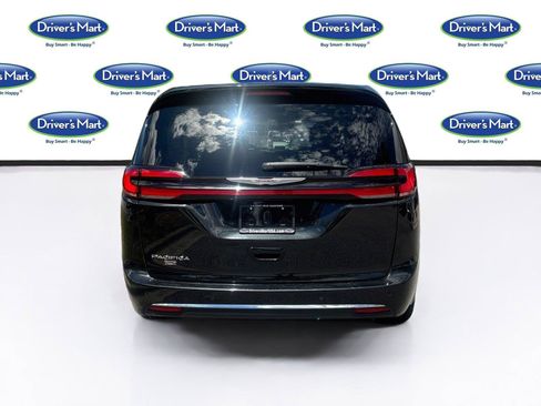 Used 2023 Chrysler Pacifica Touring-L FWD image 6