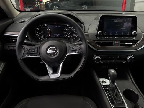 Used 2025 Nissan Altima 2.5 SV FWD image 14