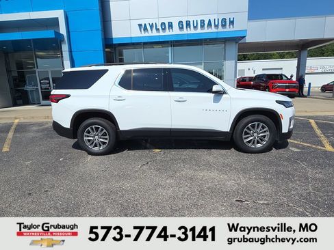 Used 2023 Chevrolet Traverse LT FWD image 1