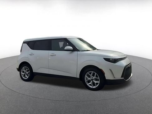 Used 2025 Kia Soul LX w/ LX Technology Package FWD image 2