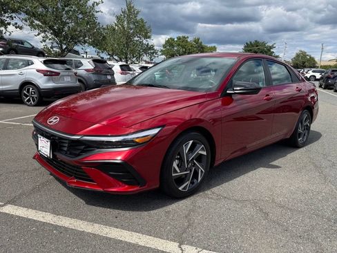 Used 2025 Hyundai Elantra Sport FWD image 3