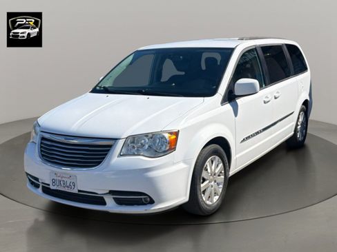 Used 2015 Chrysler Town & Country Touring FWD image 1