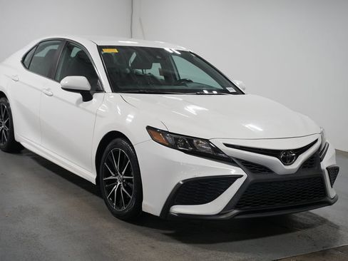 Used 2021 Toyota Camry SE FWD image 3