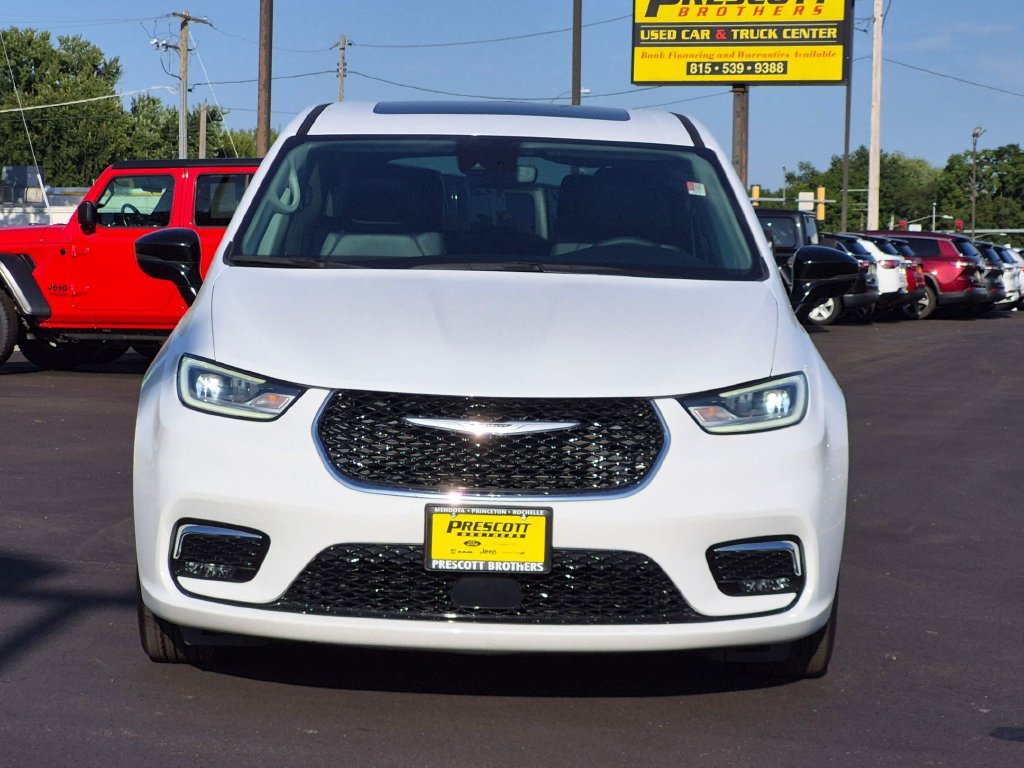 Used 2024 Chrysler Pacifica Touring-L FWD image 2