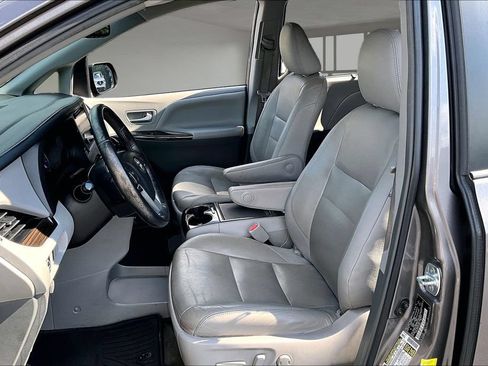 Used 2017 Toyota Sienna XLE FWD image 25