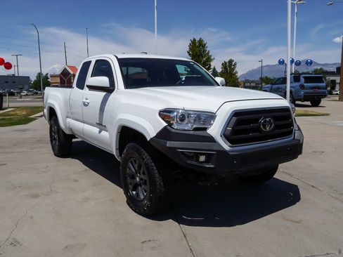 Used 2023 Toyota Tacoma SR5 AWD/4WD image 2