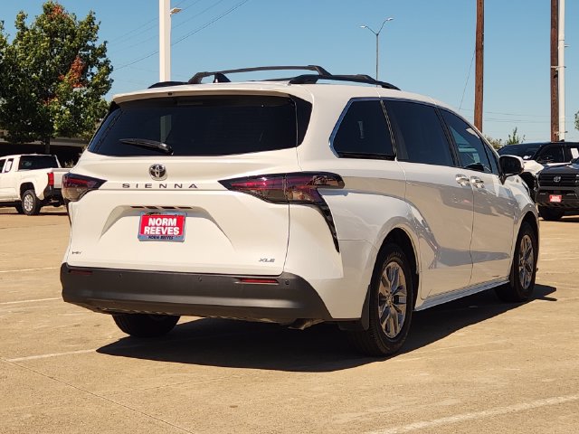 Used 2026 Toyota Sienna XLE FWD image 3