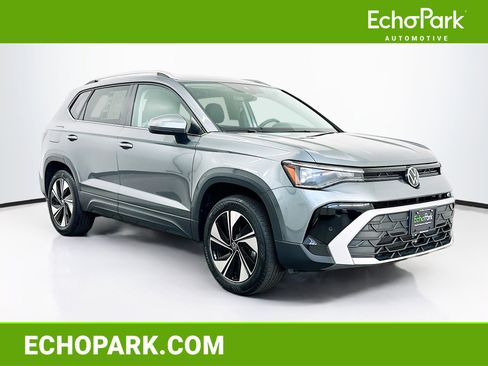 Used 2025 Volkswagen Taos SE AWD/4WD image 1