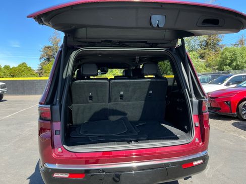 Used 2024 Jeep Wagoneer Series III AWD/4WD image 25